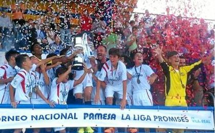 El Sevilla F.C. alevín, campeón de LaLiga Promises en el año 2015. El Sevilla F.C. alevín, campeón de LaLiga Promises en el año 2015.