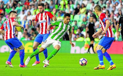 Gameiro, Saúl Ñíguez y Gabi presionan a Petros durante el último Betis-Atlético de Madrid. Gameiro, Saúl Ñíguez y Gabi presionan a Petros durante el último Betis-Atlético de Madrid.