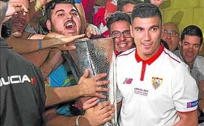 Reyes se marchó en la 03/04 rumbo al Arsenal y regresó en 2012. Reyes se marchó en la 03/04 rumbo al Arsenal y regresó en 2012.