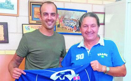 Isaac posa junto a José María Sánchez, vicepresidente cañamero. Isaac posa junto a José María Sánchez, vicepresidente cañamero.