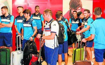 Juan Carlos Gómez, míster ecijano, junto al resto de la expedición ecijana en su salida a Las Palmas para medirse ante el UD San Fernando. Juan Carlos Gómez, míster ecijano, junto al resto de la expedición ecijana en su salida a Las Palmas para medirse ante el UD San Fernando.
