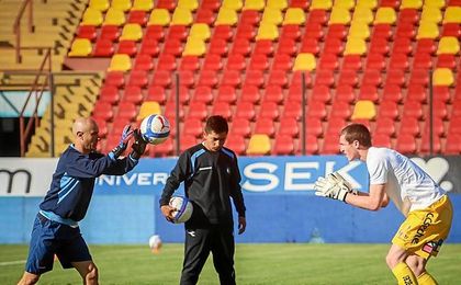 Kisluk, a la izquierda, era el entrenador de porteros del Celta. Kisluk, a la izquierda, era el entrenador de porteros del Celta.