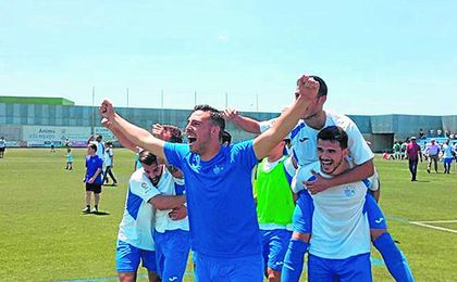 El Alcalá celebra efusivamente su sufrida permanencia de la pasada temporada. El Alcalá celebra efusivamente su sufrida permanencia de la pasada temporada.