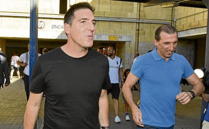 Eduardo Berizzo, que fue recibido por Óscar Arias en el aeropuerto de Sevilla, llegó vestido de negro, como su antecesor, pero con aires más terrenales. Eduardo Berizzo, que fue recibido por Óscar Arias en el aeropuerto de Sevilla, llegó vestido de negro, como su antecesor, pero con aires más terrenales.