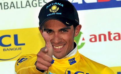 Contador, bicampeón del Tour de Francia. Contador, bicampeón del Tour de Francia.