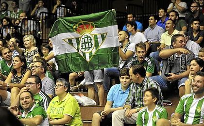 Aficionados verdiblancos, en San Pablo. Aficionados verdiblancos, en San Pablo.