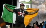 Mayweather se burla de McGregor con la bandera de Irlanda