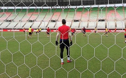 El Sevilla se ejercita en las instalaciones del Yanmar Stadium Nagai. El Sevilla se ejercita en las instalaciones del Yanmar Stadium Nagai.