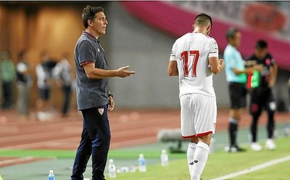 Berizzo, dando instrucciones a sus jugadores durante el partido. Berizzo, dando instrucciones a sus jugadores durante el partido.
