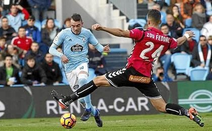 Feddal trata de frenar a Iago Aspas. Feddal trata de frenar a Iago Aspas.