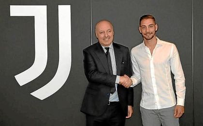 De Sciglio, tras pasar el reconocimiento médico con la Juventus. De Sciglio, tras pasar el reconocimiento médico con la Juventus.