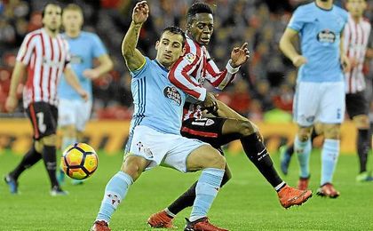 Jonny Castro protege el balón ante Williams. Jonny Castro protege el balón ante Williams.