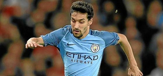 Jesús Navas quiere volver a jugar en el Sevilla después de cuatro campañas en el Manchester City. Jesús Navas quiere volver a jugar en el Sevilla después de cuatro campañas en el Manchester City.