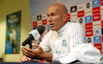 Zidane reclama más pólvora arriba. Zidane reclama más pólvora arriba.