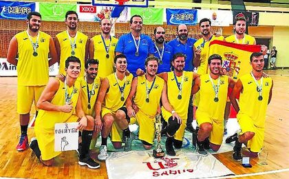 La Universidad de Sevilla posa orgullosa con la meritoria medalla de plata lograda ayer en Hungría. La Universidad de Sevilla posa orgullosa con la meritoria medalla de plata lograda ayer en Hungría.