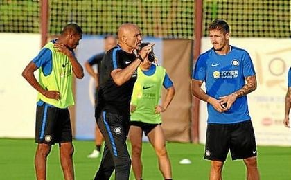 Jovetic escucha a Spalletti en un entrenamiento de pretemporada. Jovetic escucha a Spalletti en un entrenamiento de pretemporada.