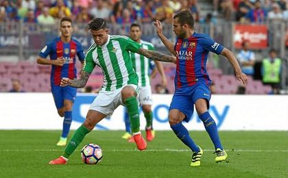 Sanabria frente a Jordi Alba, en un lance del partido de la temporada pasada. Sanabria frente a Jordi Alba, en un lance del partido de la temporada pasada.