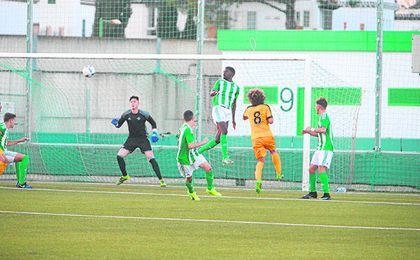 El verdiblanco Esteban salta de cabeza en un partido con el DH Juvenil. El verdiblanco Esteban salta de cabeza en un partido con el DH Juvenil.