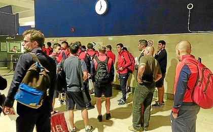 Imagen de la expedición sevillista ya en Sevilla, a eso de las 6:45 de la mañana. Imagen de la expedición sevillista ya en Sevilla, a eso de las 6:45 de la mañana.