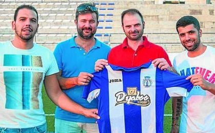 Jesús Fernández (segundo por la derecha); a su izquierda, el presidente Javier Baena. Jesús Fernández (segundo por la derecha); a su izquierda, el presidente Javier Baena.