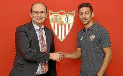Jesús Navas será presentado este miércoles sobre el césped del Sánchez-Pizjuán. Jesús Navas será presentado este miércoles sobre el césped del Sánchez-Pizjuán.