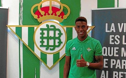 Junior seguirá en el Betis hasta 2021. Junior seguirá en el Betis hasta 2021.