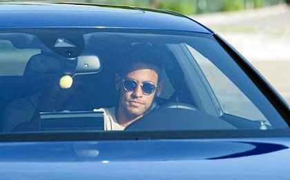 Neymar, saliendo de las instalaciones de la ciudad deportiva del FC Barcelona. Neymar, saliendo de las instalaciones de la ciudad deportiva del FC Barcelona.