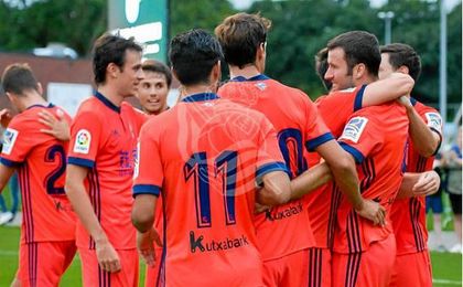 Los jugadores de la Real celebran el gol anotado por Agirretxe en su regreso al césped. Los jugadores de la Real celebran el gol anotado por Agirretxe en su regreso al césped.