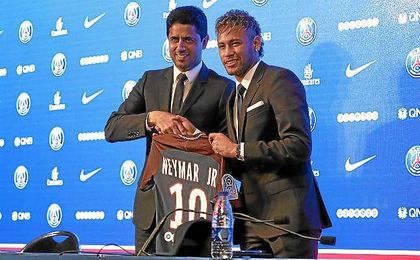 Nasser Al-Khelaïfi, junto a Neymar en la presentación. Nasser Al-Khelaïfi, junto a Neymar en la presentación.