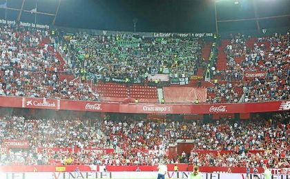 Imagen de la afición bética en el último derbi en el Sánchez-Pizjuán. Imagen de la afición bética en el último derbi en el Sánchez-Pizjuán.