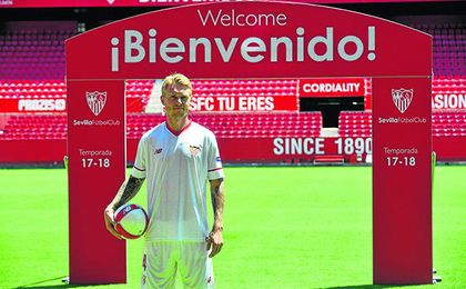 Simon Kjaer posa para los medios gráficos sobre el césped del Ramón Sánchez-Pizjuán durante su presentación como nuevo jugador del Sevilla. Simon Kjaer posa para los medios gráficos sobre el césped del Ramón Sánchez-Pizjuán durante su presentación como nuevo jugador del Sevilla.