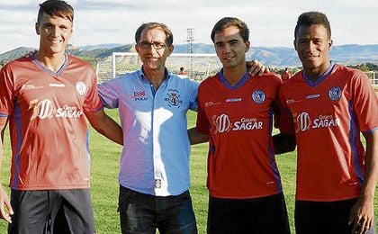 Luis Martínez de Quel (izquierda) y el presidente del Calahora, Tomás Lorente, a su derecha, en su presentación. Luis Martínez de Quel (izquierda) y el presidente del Calahora, Tomás Lorente, a su derecha, en su presentación.