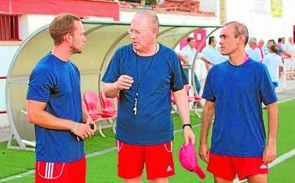 Manuel Márquez Palau (centro) se dirige a sus ayudantes durante un entrenamiento. Manuel Márquez Palau (centro) se dirige a sus ayudantes durante un entrenamiento.