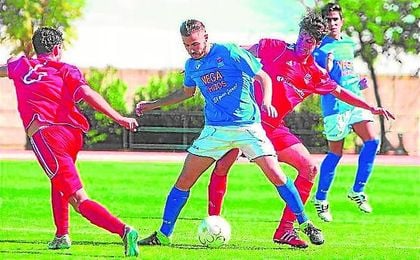 Lobo, durante su etapa en el San José, controla el esférico en un lance de temporadas pasadas. Lobo, durante su etapa en el San José, controla el esférico en un lance de temporadas pasadas.