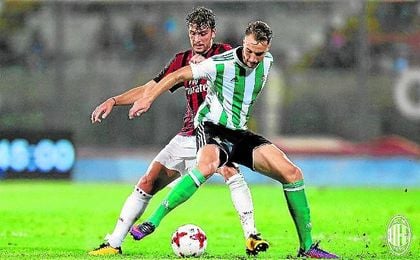 Loren, en un lance del partido con el Milan. Loren, en un lance del partido con el Milan.