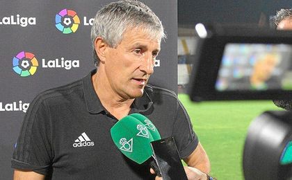 Quique Setién, atendiendo a los medios oficiales tras el duelo en Catania contra el Milan. Quique Setién, atendiendo a los medios oficiales tras el duelo en Catania contra el Milan.
