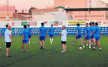 Eusebio Navarro (derecha), míster del UP Viso, en plena pretemporada. Eusebio Navarro (derecha), míster del UP Viso, en plena pretemporada.