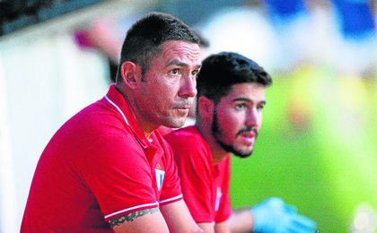 Juan Carlos Gómez sigue con atención el amistoso del pasado lunes ante el Mairena. Juan Carlos Gómez sigue con atención el amistoso del pasado lunes ante el Mairena.