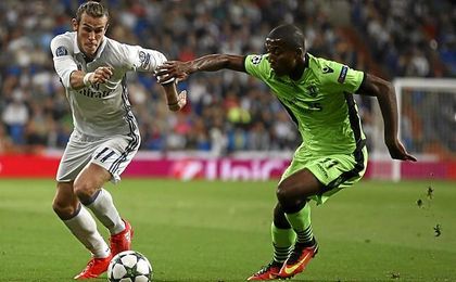 El lateral, pugnando con Bale. El lateral, pugnando con Bale.