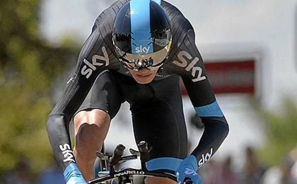 El primer maillot rojo de la Vuelta se lo ha puesto Rohan Dennis. El primer maillot rojo de la Vuelta se lo ha puesto Rohan Dennis.