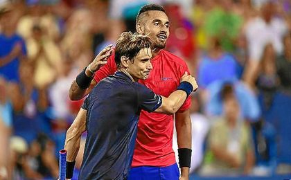 Ferrer felicita a Kyrgios tras su triunfo. Ferrer felicita a Kyrgios tras su triunfo.
