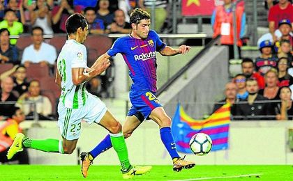 Aïssa Mandi persigue a Sergi Roberto durante el choque del domingo. Aïssa Mandi persigue a Sergi Roberto durante el choque del domingo.