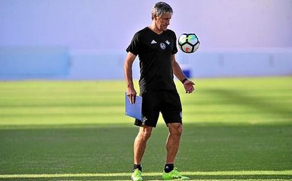 Setién aún le da vueltas a la plantilla. Setién aún le da vueltas a la plantilla.