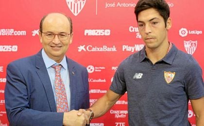 Borja Lasso y Castro se dan la mano en el acto de hoy. Borja Lasso y Castro se dan la mano en el acto de hoy.