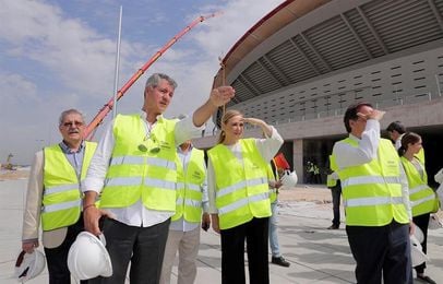Cifuentes visita las obras "a contrarreloj" del Wanda Metropolitano Cifuentes visita las obras "a contrarreloj" del Wanda Metropolitano