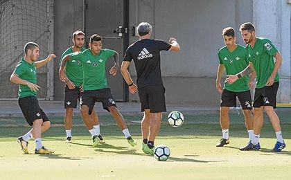 Javi García, en un entrenamiento de esta semana, apunta a titular el viernes ante el Celta. Javi García, en un entrenamiento de esta semana, apunta a titular el viernes ante el Celta.