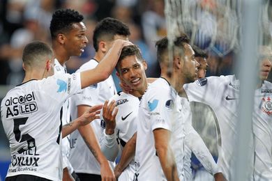 Corinthians vence en la casa del Chapecoense y amplía su ventaja como líder Corinthians vence en la casa del Chapecoense y amplía su ventaja como líder