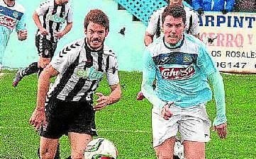 Jesús Muñoz, a la izquierda, pugna con un rival en un partido de su equipo, el Badajoz. Jesús Muñoz, a la izquierda, pugna con un rival en un partido de su equipo, el Badajoz.