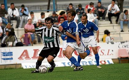Raúl García (Badajoz) y Capa (Écija), en el duelo de la 05/06. Raúl García (Badajoz) y Capa (Écija), en el duelo de la 05/06.
