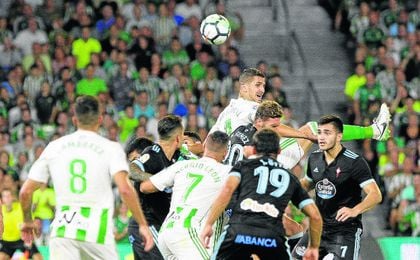 El Betis sacó partido a sus centímetros en área visitante. El Betis sacó partido a sus centímetros en área visitante.